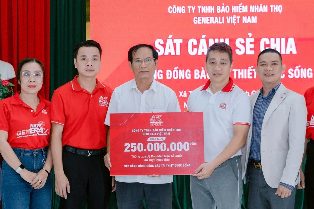 Generali Việt Nam trao tặng hơn 1,2 tỷ đồng hỗ trợ người dân tái thiết cuộc sống sau bão lũ