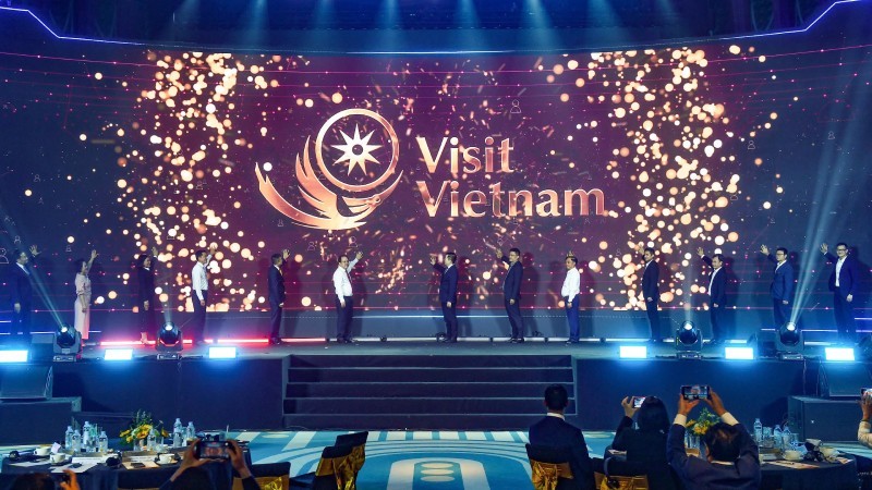 Các đại biểu thực hiện nghi thức ra mắt nền tảng Visit Vietnam. Ảnh: BTC