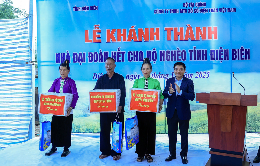 Bộ trưởng Nguyễn Văn Thắng dự Lễ khánh thành và bàn giao 108 căn nhà Đại đoàn kết tại Điện Biên