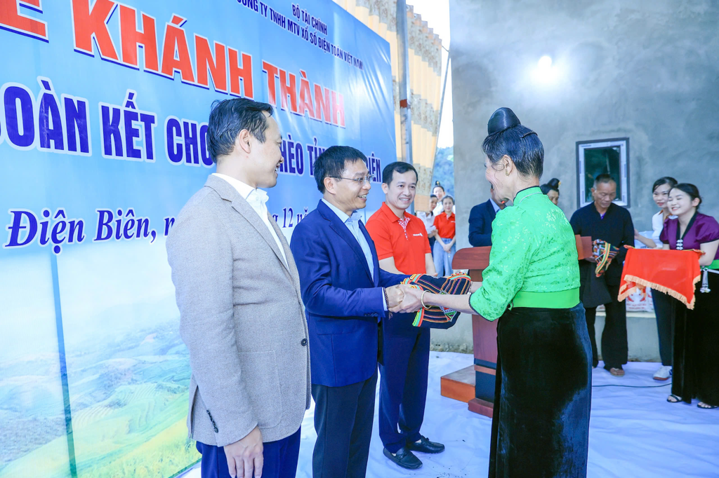 Bộ trưởng Nguyễn Văn Thắng dự Lễ khánh thành và bàn giao 108 căn nhà Đại đoàn kết tại Điện Biên