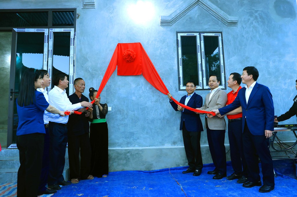 Bộ trưởng Nguyễn Văn Thắng dự Lễ khánh thành và bàn giao 108 căn nhà Đại đoàn kết tại Điện Biên