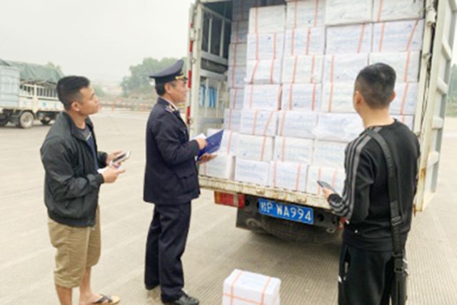 Khu vực tàu thuyền hoạt động tạm nhập tái xuất trên sông Bắc Luân.