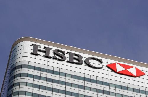 Biểu tượng của tập đoàn HSBC ở London (Anh). Ảnh: Reuters.