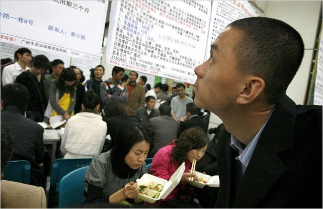 Một công nhân ngoại tỉnh đang tìm kiếm việc làm tại Quảng Châu, Trung Quốc - Ảnh: Getty Images