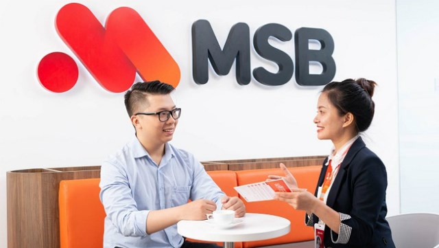 Khách hàng được giới thiệu gói bảo hiểm nếu có nhu cầu. Ảnh: MSB. 