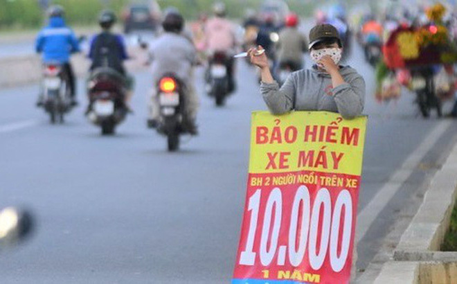  Trên một số tuyến đường bảo hiểm còn được bày bán bên vỉa hè, với nhiều mức giá khác nhau.  Nguồn: Internet.