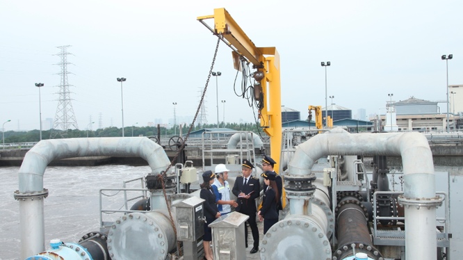 Kiểm toán viên đang làm nhiệm vụ chuyên môn tại doanh nghiệp.