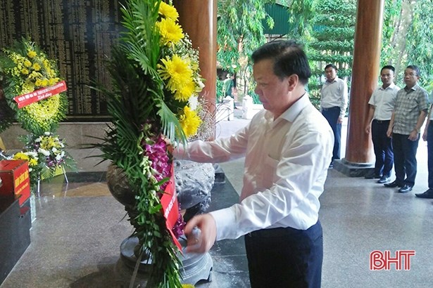 Bộ trưởng Đinh Tiến Dũng dâng vòng hoa tưởng niệm tại Nhà bia tưởng niệm các liệt sĩ thanh niên xung phong toàn quốc. Nguồn: BHT