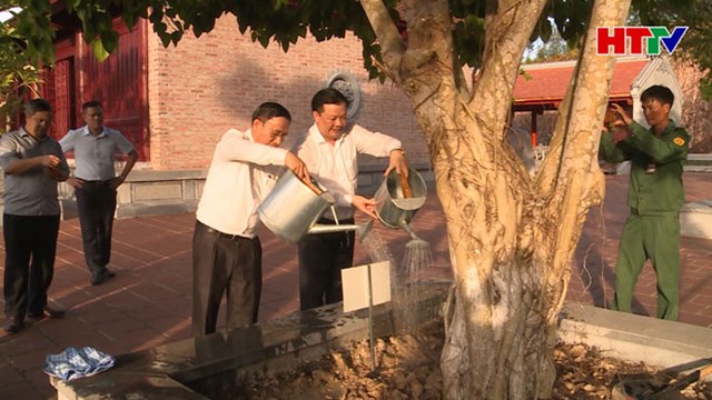 Bộ trưởng Bộ Tài chính cùng đoàn công tác và lãnh đạo tỉnh Hà Tĩnh trồng cây lưu niệm tại Khu di tích Ngã ba Đồng Lộc. Nguồn: HTTV