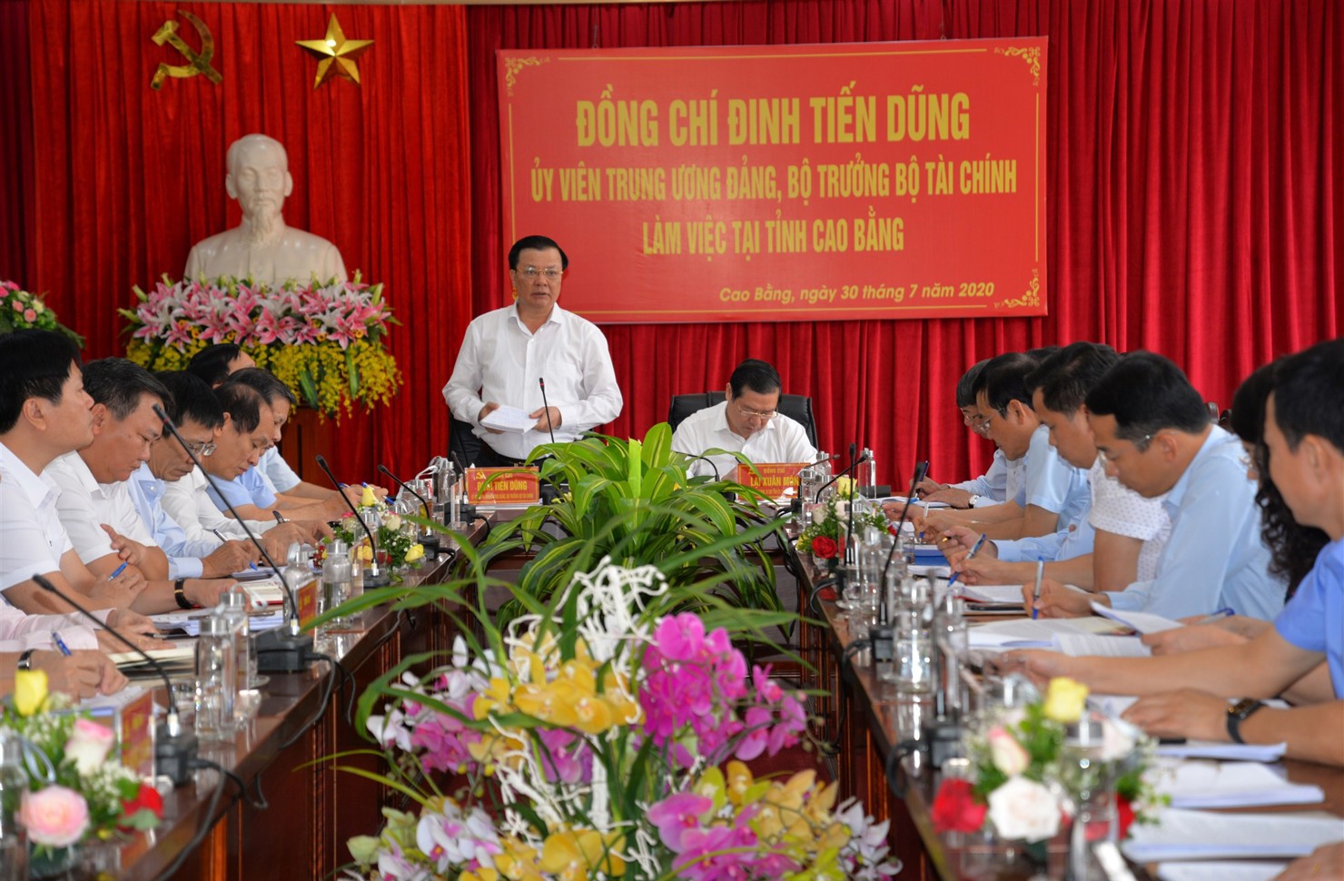 Bộ trưởng Bộ Tài chính Đinh Tiến Dũng phát biểu tại buổi làm việc. Ảnh: baocaobang.vn