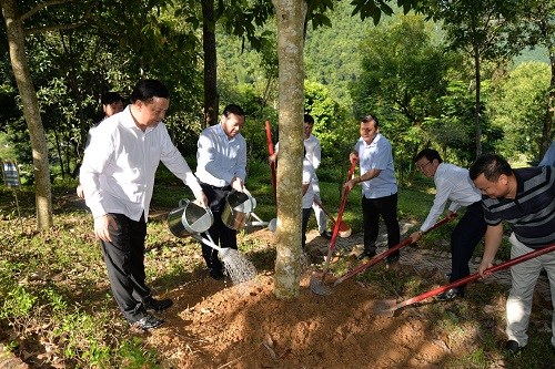 Bộ trưởng Đinh Tiến Dũng cùng đoàn công tác trồng cây tại khuôn viên Đền thờ Chủ tịch Hồ Chí Minh. Ảnh: baocaobang.vn