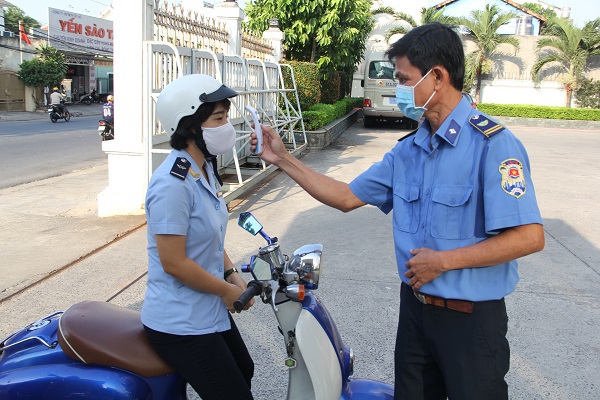 Hải quan Bình Dương thực hiện nghiêm việc đo thân nhiệt và các biện pháp phòng, chống dịch khi vào cơ quan