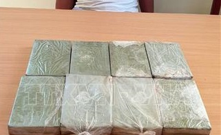 Tang vật thu giữ gồm 8 bánh heroin (nặng 2,9 kg), 1 điện thoại di động, 1 xe máy và 4 triệu đồng. Nguồn TTXVN