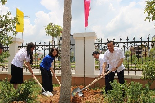  Bộ trưởng Đinh Tiến Dũng và lãnh đạo tỉnh Lạng Sơn trồng cây lưu niệm tại trụ sở mới của Sở Tài chính Lạng Sơn. Ảnh: Minh Anh