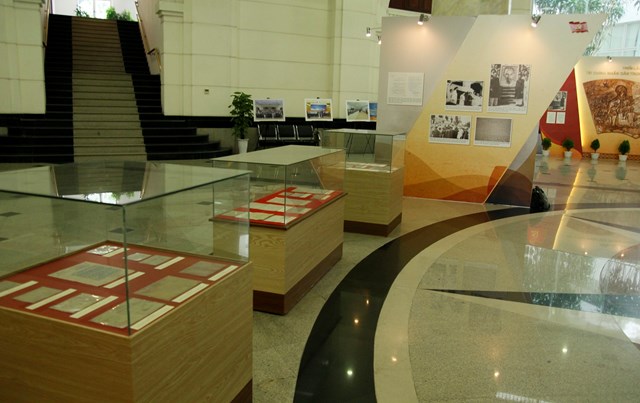 Nhiều tư liệu, hiện vật được trưng bày tại triển lãm.