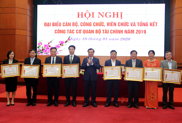 Ngành Tài chính đổi mới công tác khen thưởng, đảm bảo "chính xác, công khai, công bằng, kịp thời"