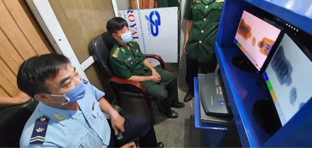 Lực lượng chức năng thực hiện kiểm tra hàng hóa qua hệ thống máy soi chiếu hành lý