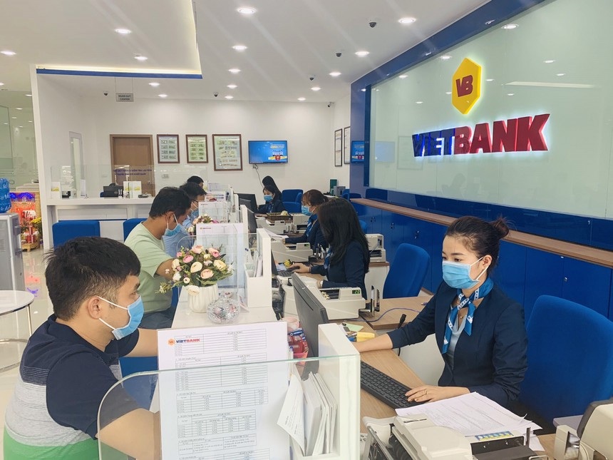 Khách hàng đến giao dịch tại Vietbank. Ảnh Vietbank