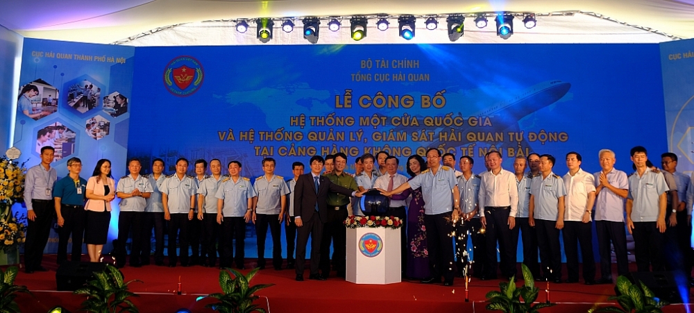 Lãnh đạo Bộ Tài chính, Tổng cục Hải quan và các đơn vị có liên quan bấm nút khai trương hệ thống.
