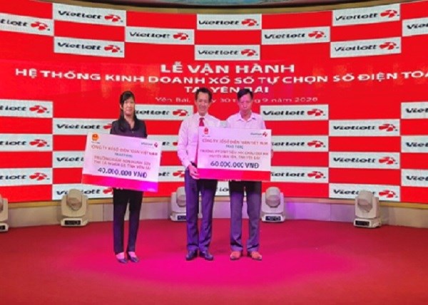 Ông Phạm Ngọc Tú – Phó Tổng Giám đốc Vietlott trao tặng cơ sở vật chất đến 02 trường mẫu giáo tại Yên Bái.