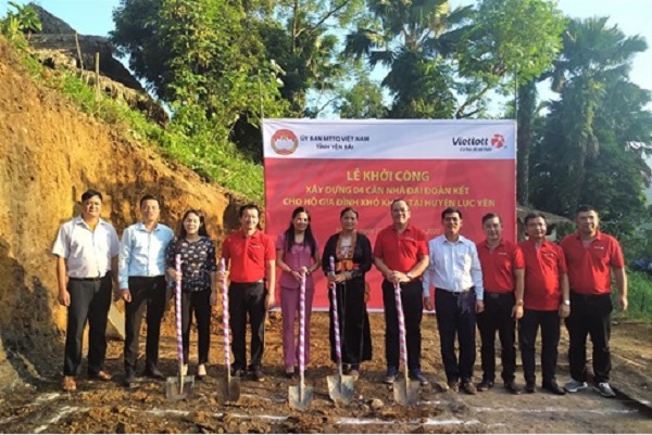 Chủ tịch Vietlott Lê Văn Hoan động thổ xây 4 căn nhà đại đoàn kết tại xã Tân Phượng.