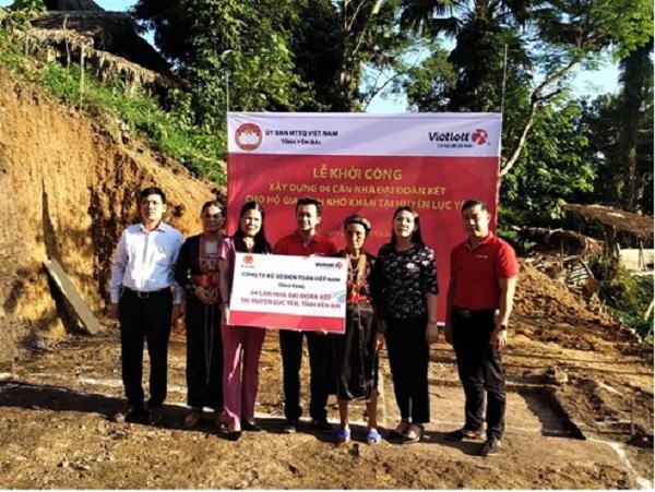 Phó tổng giám đốc Vietlott Phạm Ngọc Tú và gia đình chị Triệu Thị Then - là 1 trong 4 gia đình được tặng nhà đại đoàn kết tại thôn Khiểng Khun, Tân Phượng.