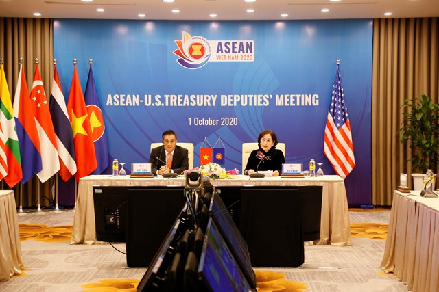 Thứ trưởng Bộ Tài chính Trần Xuân Hà và Phó Thống đốc Ngân hàng Nhà nước Việt Nam Nguyễn Thị Hồng đồng chủ trì Hội nghị.