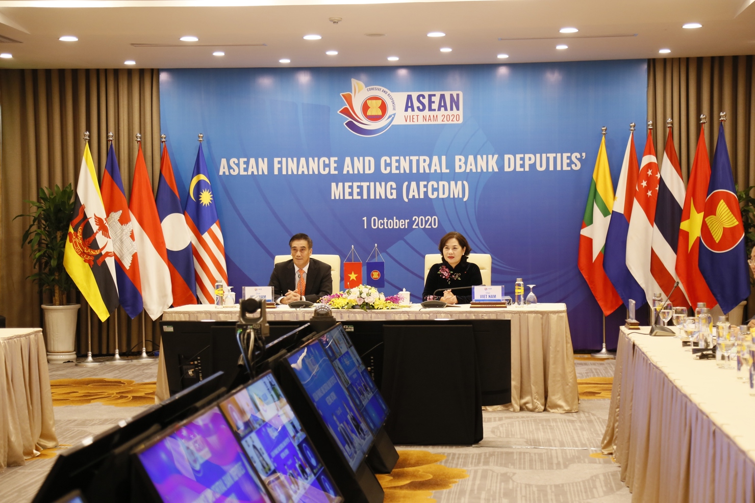 Thứ trưởng Bộ Tài chính Việt Nam Trần Xuân Hà và Phó Thống đốc Ngân hàng Nhà nước Việt Nam Nguyễn Thị Hồng đồng chủ trì Hội nghị.