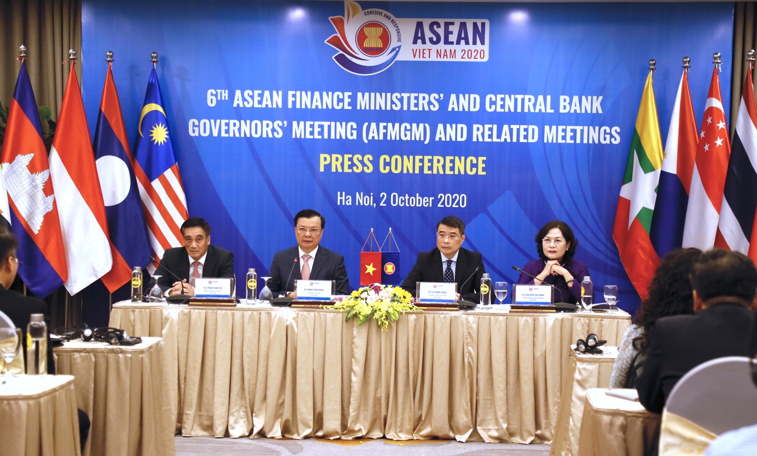 Bộ trưởng Bộ Tài chính ĐInh Tiến Dũng và Thống đốc Ngân hàng Nhà nước Lê Minh Hưng cùng Thứ trưởng Bộ Tài chính Trần Xuân Hà, Phó Thống đốc Ngân hàng Nhà nước Nguyễn Thị Hồng tại buổi họp báo.