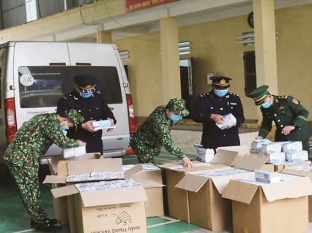 Lực lượng Hải quan phối hợp với các cơ quan chức năng bắt giữ hàng lậu.