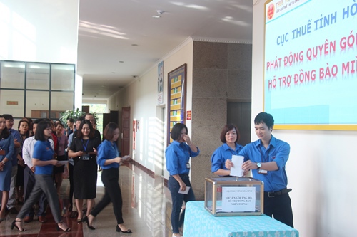 Cục Thuế Hòa Bình phát động quyên góp ủng hộ đồng bào miền Trung.