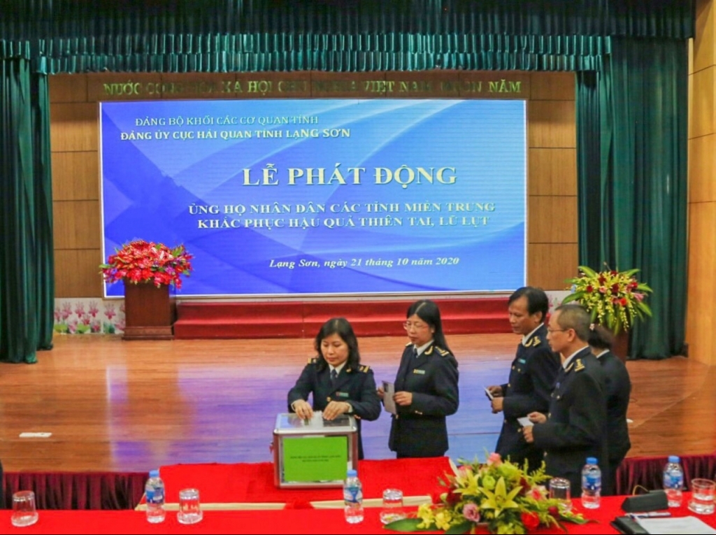 Cán bộ, đảng viên, công chức, viên chức Cục Hải quan Lạng sơn ủng hộ người dân miền trung vượt qua khó khăn do ảnh hưởng bởi thiên tai