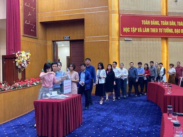 Cán bộ, công chức, viên chức, người lao động tham gia ủng hộ đồng bào miền Trung