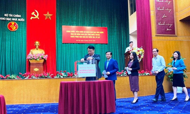 Tổng Giám đốc Kho bạc Nhà nước Nguyễn Đức Chi cùng Ban Lãnh đạo và toàn thể cán bộ, công chức, viên chức, người lao động cơ quan Kho bạc Nhà nước ủng hộ đồng bào các tỉnh miền Trung