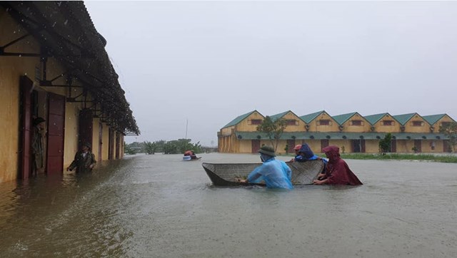 Cán bộ công chức dùng thuyền xúc đất đắp bờ ngăn nước vào kho tại Kho DT Thạch Tân - Chi cục DTNN Nam Hà Tĩnh.