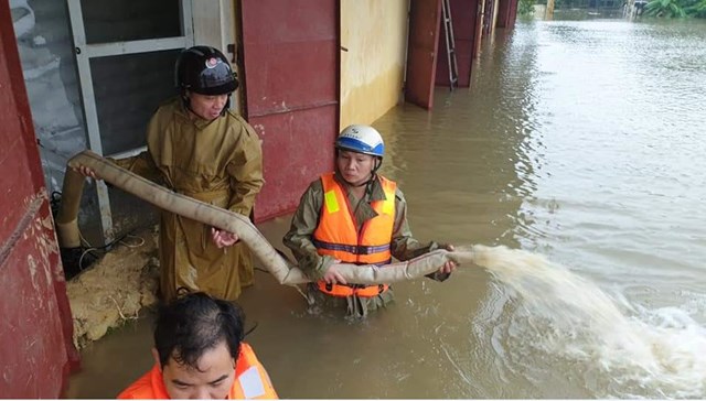 Cán bộ công chức Chi cục DTNN  Nam Hà Tĩnh dùng máy bơm chìm xách tay hút nước ra khỏi kho.