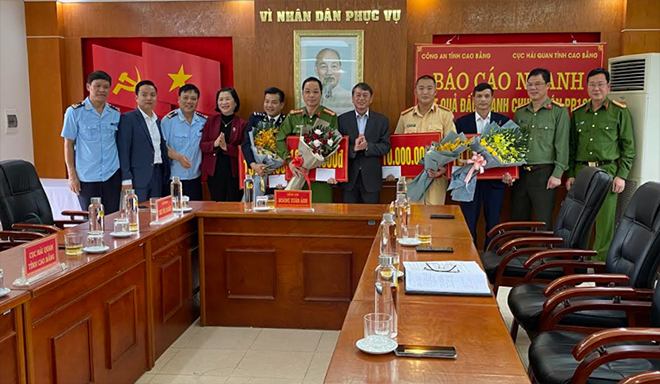 Lãnh đạo UBND tỉnh Cao Bằng thưởng nóng cho các đơn vị tham gia phá án