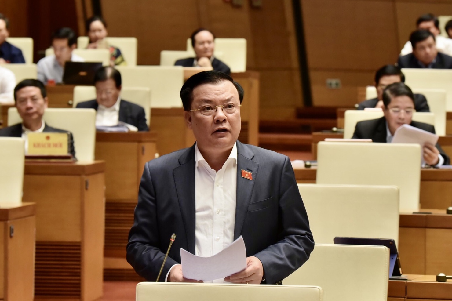 Bộ trưởng Bộ Tài chính Đinh Tiến Dũng trả lời chất vấn tại Quốc hội. Ảnh: VGP/Nhật Bắc