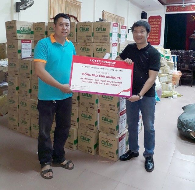 Cùng ngày, đại diện UBMTTQVN  tỉnh Quảng Trị cũng đã vui mừng  tiếp nhận sự ủng hộ tương thân tương ái của LOTTE Finance cùng tập thể CBNV.