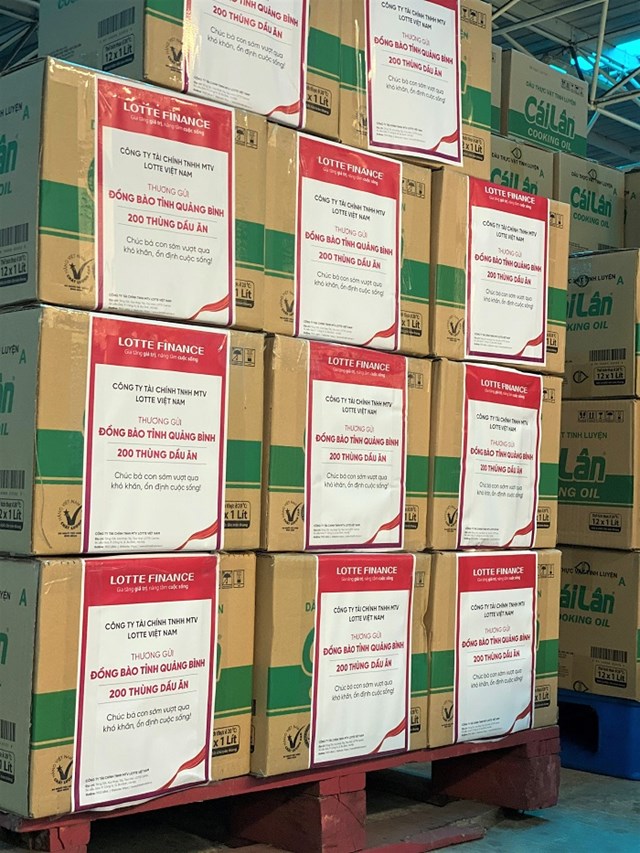 Hàng ngàn suất quà giá trị, hữu ích đã được LOTTE Finance khẩn trương chuyển tới UBMTTQVN tại tỉnh Quảng Bình và Quảng Trị