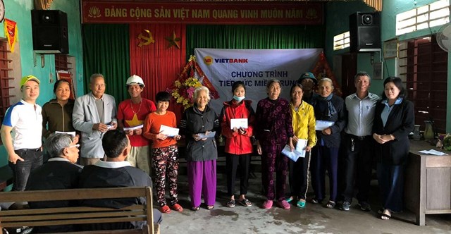 Cán bộ nhân viên của Vietbank trao quà chương trình 