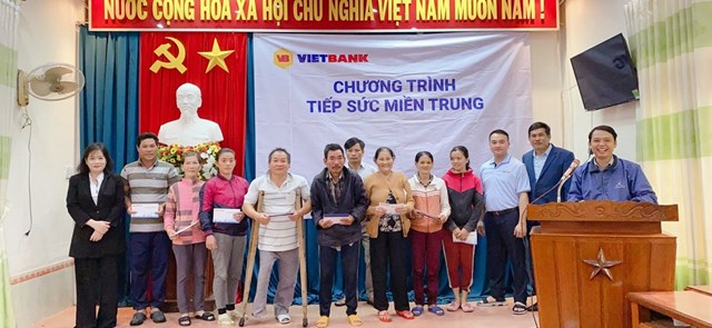 Cán bộ nhân viên của Vietbank trao quà chương trình 