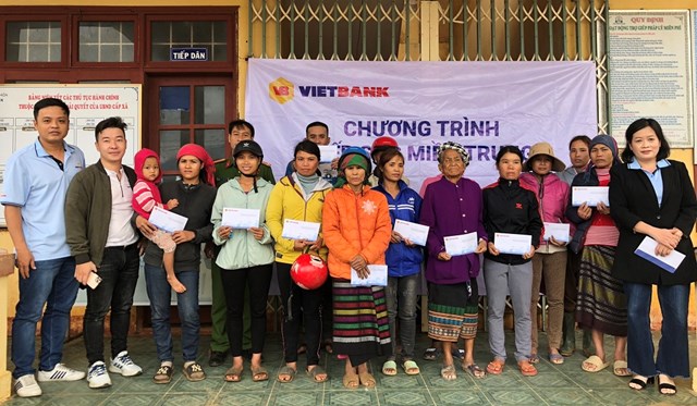 Cán bộ nhân viên của Vietbank trao quà chương trình 