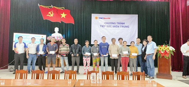 Cán bộ nhân viên của Vietbank trao quà chương trình 