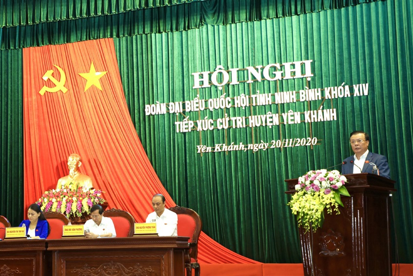 Bộ trưởng Đinh Tiến Dũng báo cáo tình hình ngân sách nhà nước năm 2020. Nguồn: Báo Ninh Bình