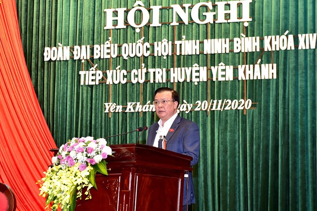 Bộ trưởng Bộ Tài chính Đinh Tiến Dũng phát biểu tại buổi tiếp xúc.