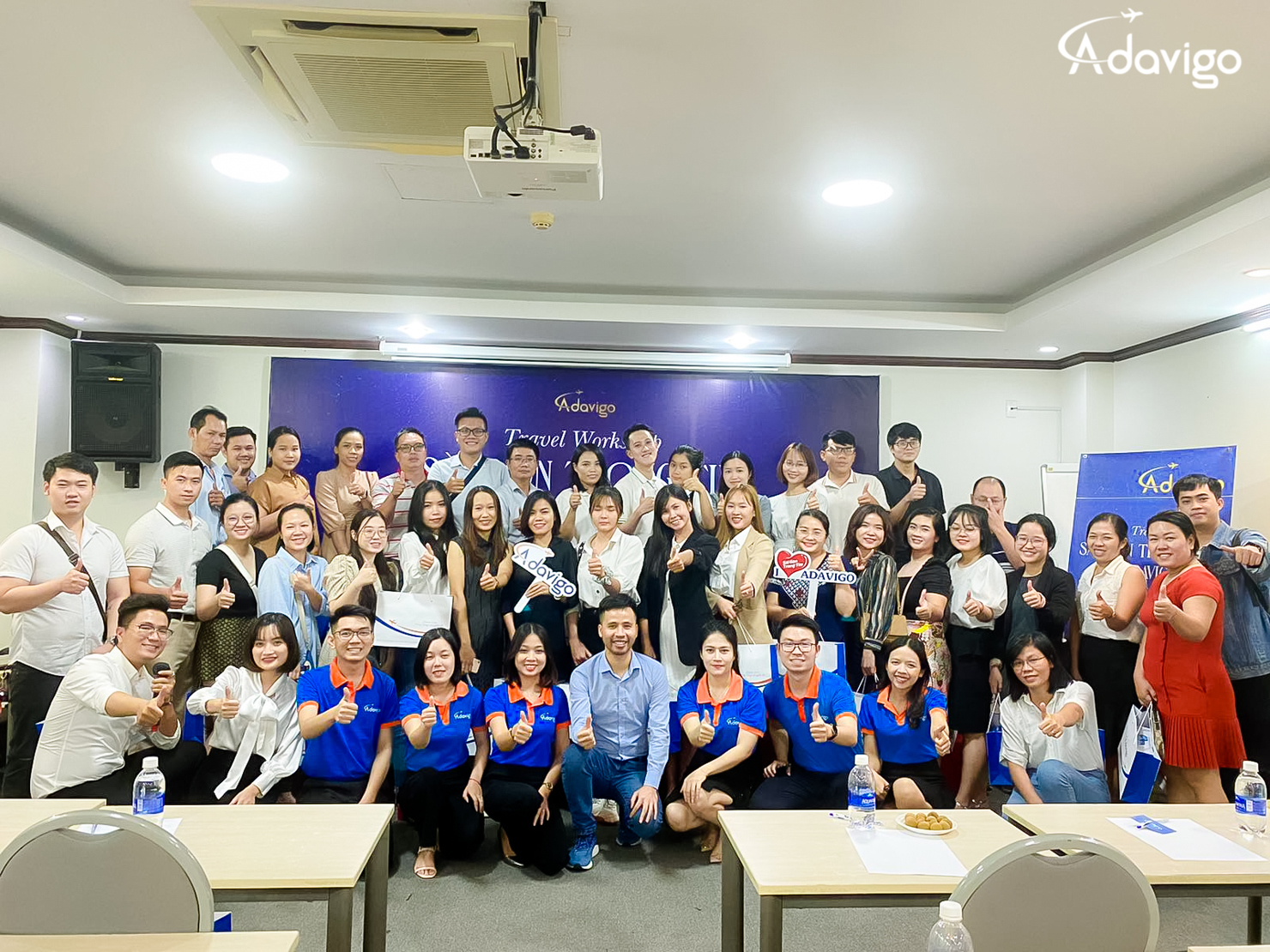 Tập thể lãnh đạo và nhân viên Adavigo chụp ảnh lưu niệm tại sự kiện.