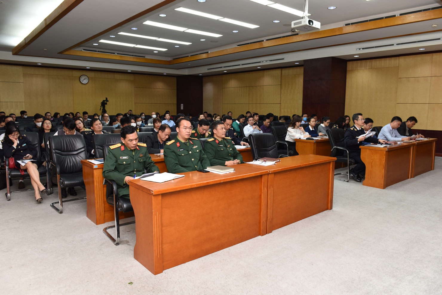 Toàn cảnh cuộc họp đánh giá kết quả thực hiện Nghị quyết số 169/NQ-CP ngày 11/11/2020 của Chính phủ.