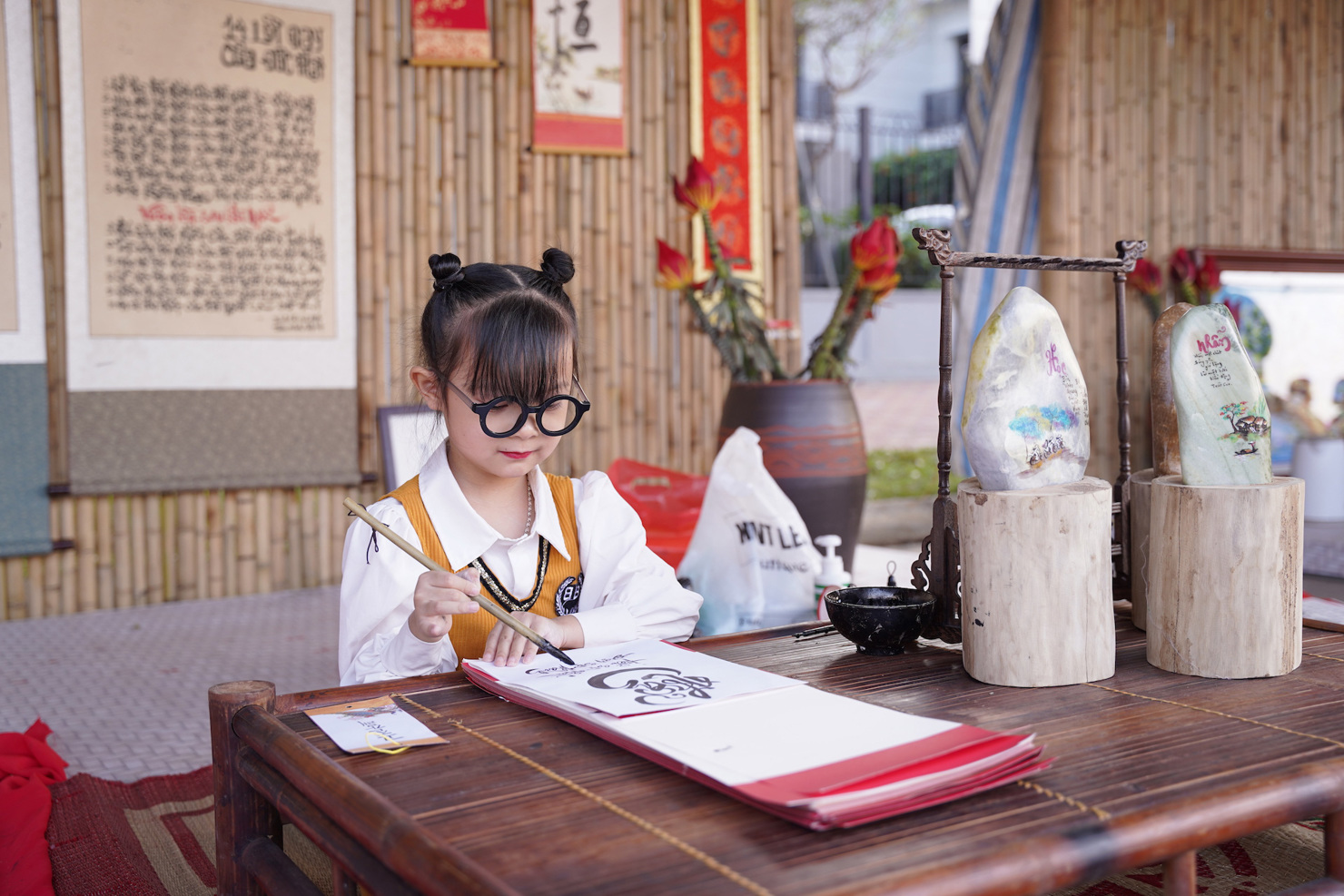 Khách tham quan còn được trải nghiệm hàng loạt gian hàng làng nghề mang không khí Tết như: xin chữ ông đồ...Ảnh Phú Long