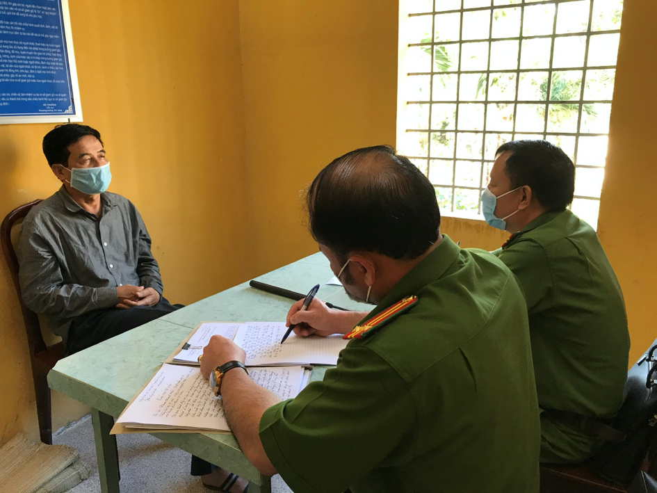 Hỏi cung đối tượng Phan Thanh Hữu. Ảnh CAĐN.